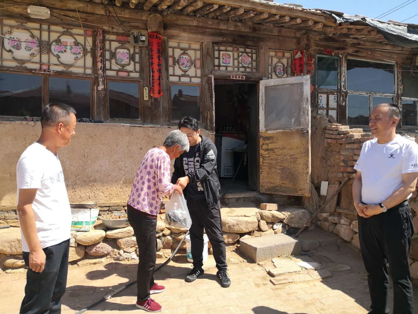 彩线轻缠红玉臂下一句,彩线轻缠红玉臂古诗