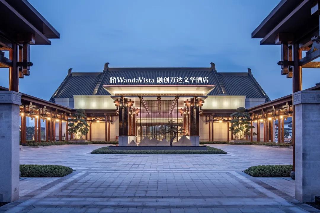 刚刚，两家万达酒店同时开业！她们坐落湖心，相当有范儿