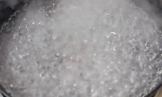 衣服开水烫皱了熨不平怎么办,洗皱了的衣服不熨怎么弄平