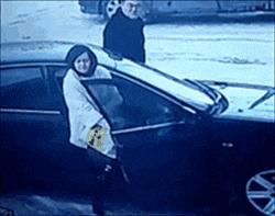 雪后驾车遇到打滑怎么打方向,雨雪天气开车打滑怎么自救