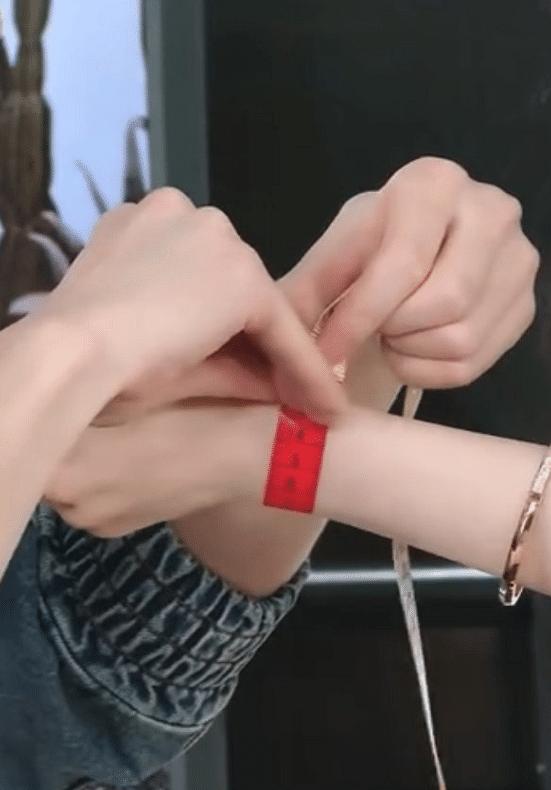 杨幂直播被测量手腕,杨幂直播回放杨幂视角