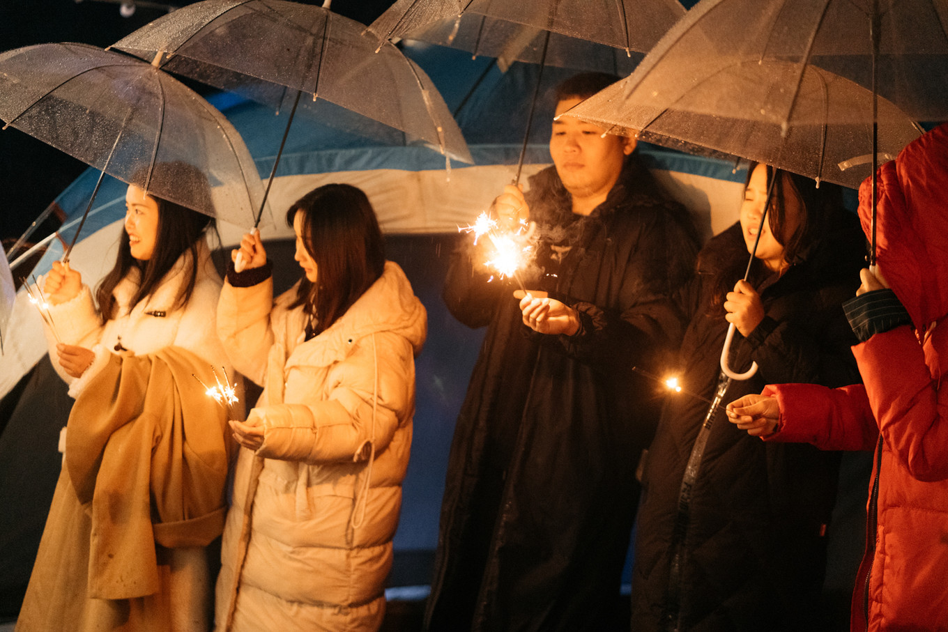 我们带上婚纱，去与世隔绝的山中办了一场绝世婚礼