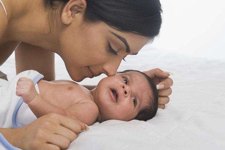 新生儿吃完奶打嗝妙招,如何快速解决新生儿打嗝的方法