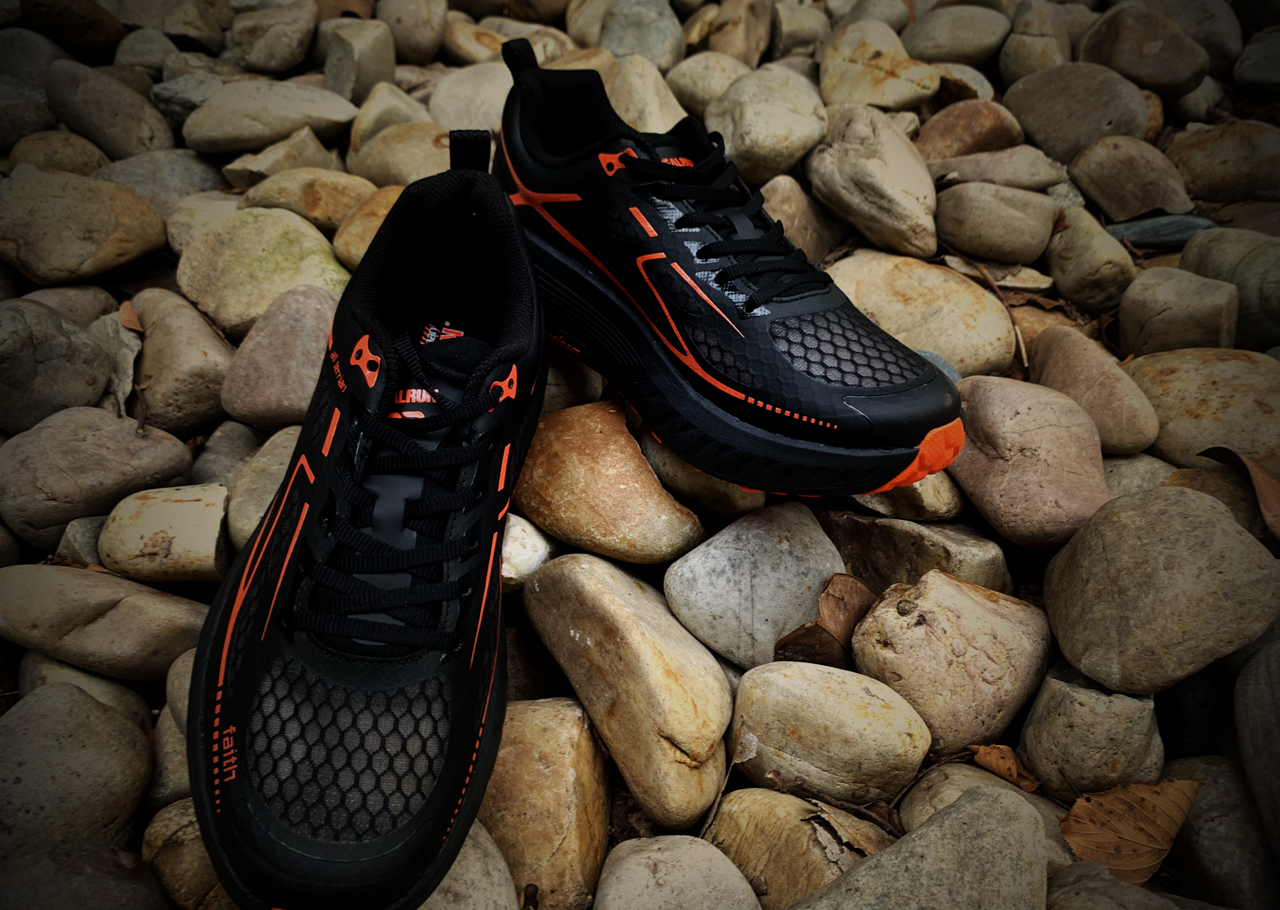 奔跑的Faith-咕咚R2信仰跑步鞋