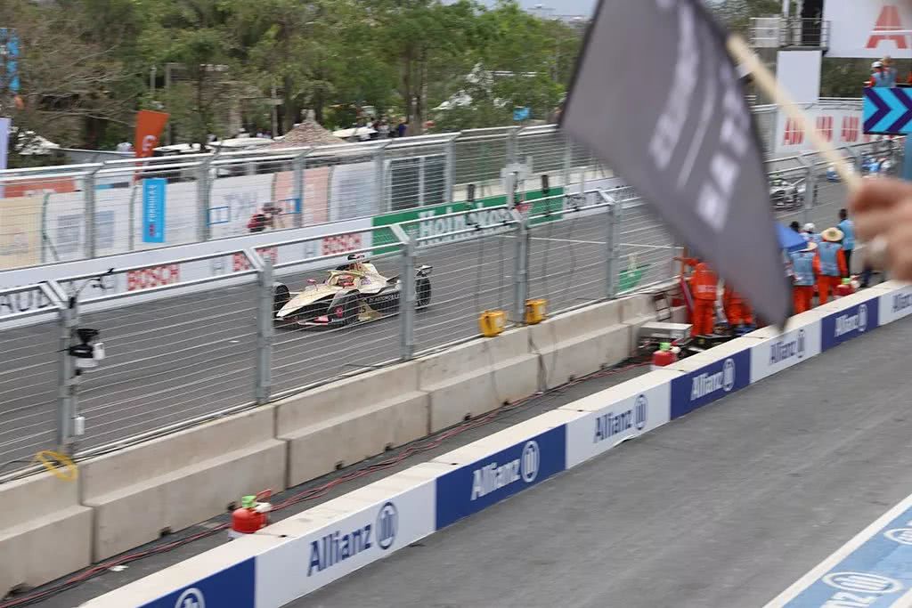 这车空间窄、没空调，只能躺着开，为啥一群男人都想开？