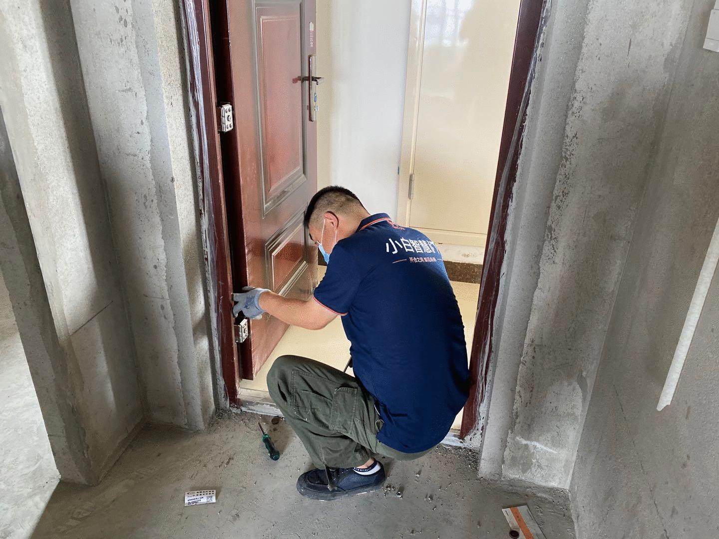 普通入户门怎么改装智慧门,入户门二次安装