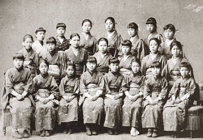 日本初中女生校服水手服冬装,为什么女生校服是水手服