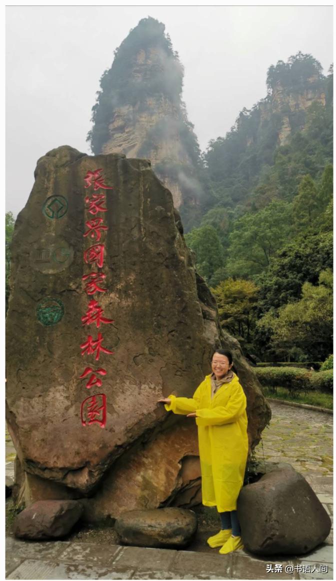 在山上被猴子追,张家界黄石寨的猴子抢东西视频