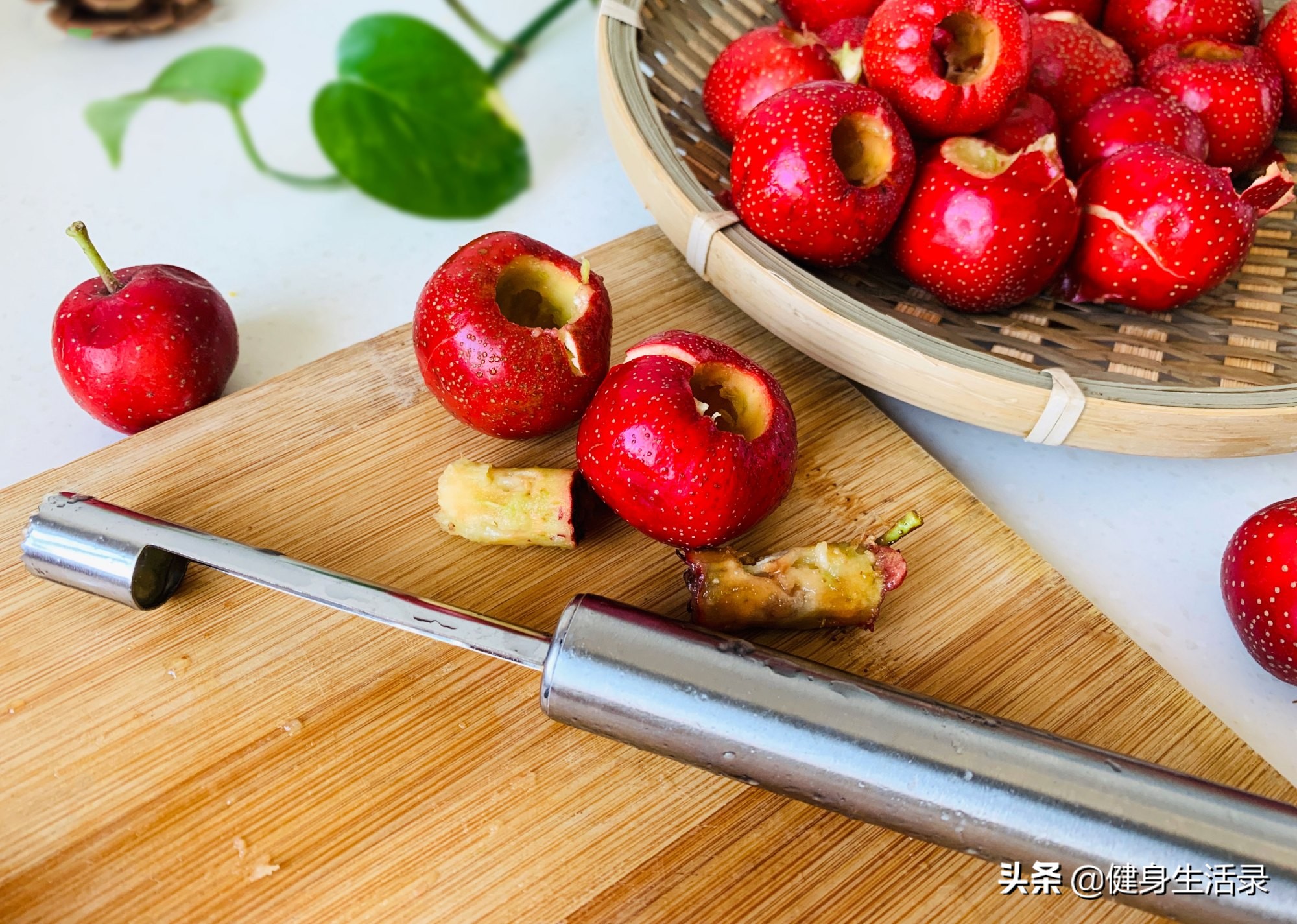 新鲜山楂怎么做冻山楂,新鲜山楂怎么做山楂罐头