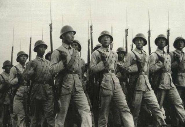 1949年开国大典，毛主席正装之下，穿着4个大窟窿的羊毛衫裤