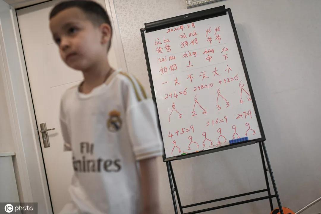 他不是神童纪录片,他不是神童