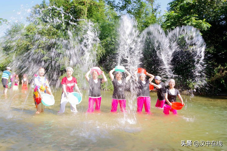 2020汉中水上表演,城固二里泼水