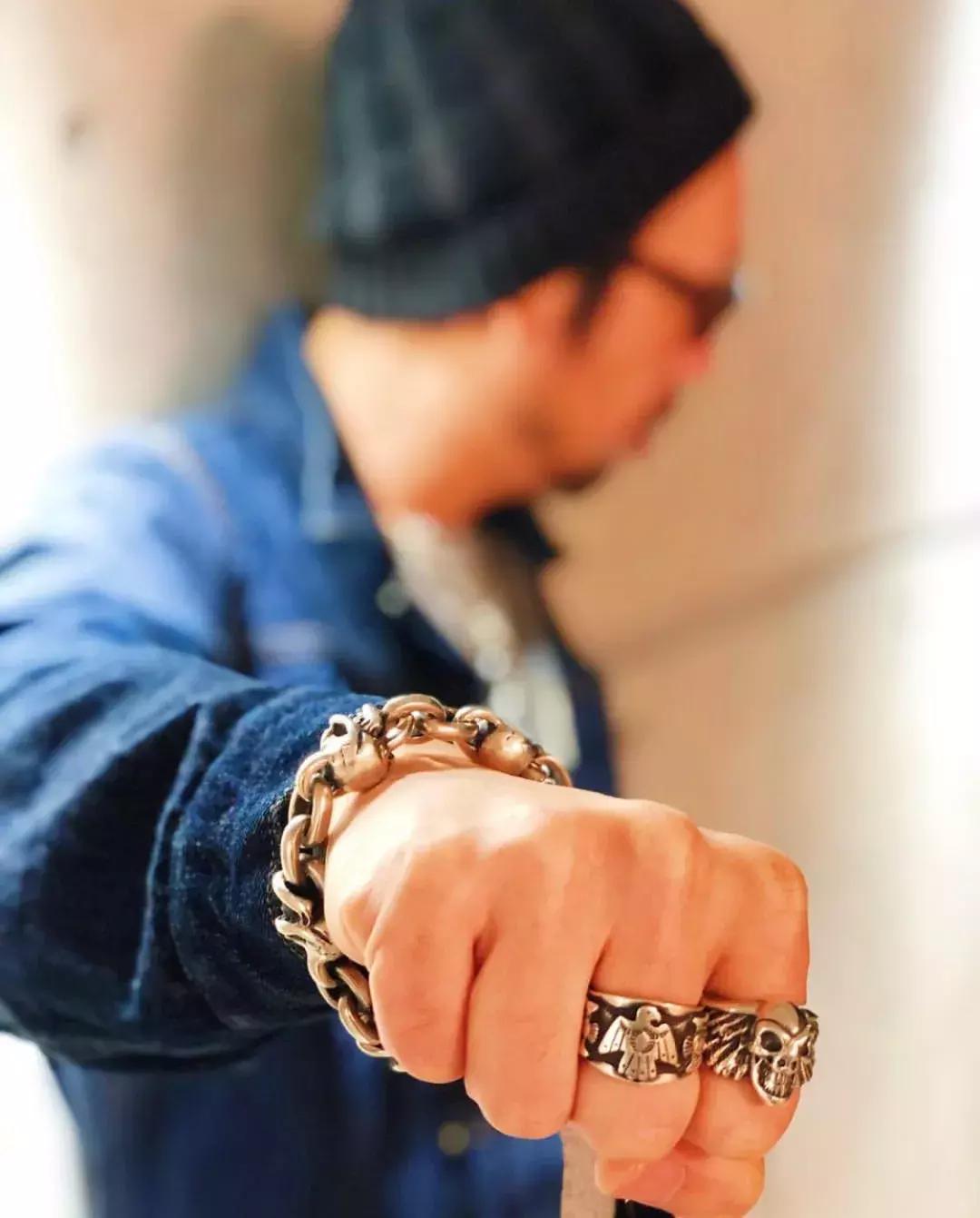 盘点让男生看了爱不释手的东西,男士戴的银饰品高级感