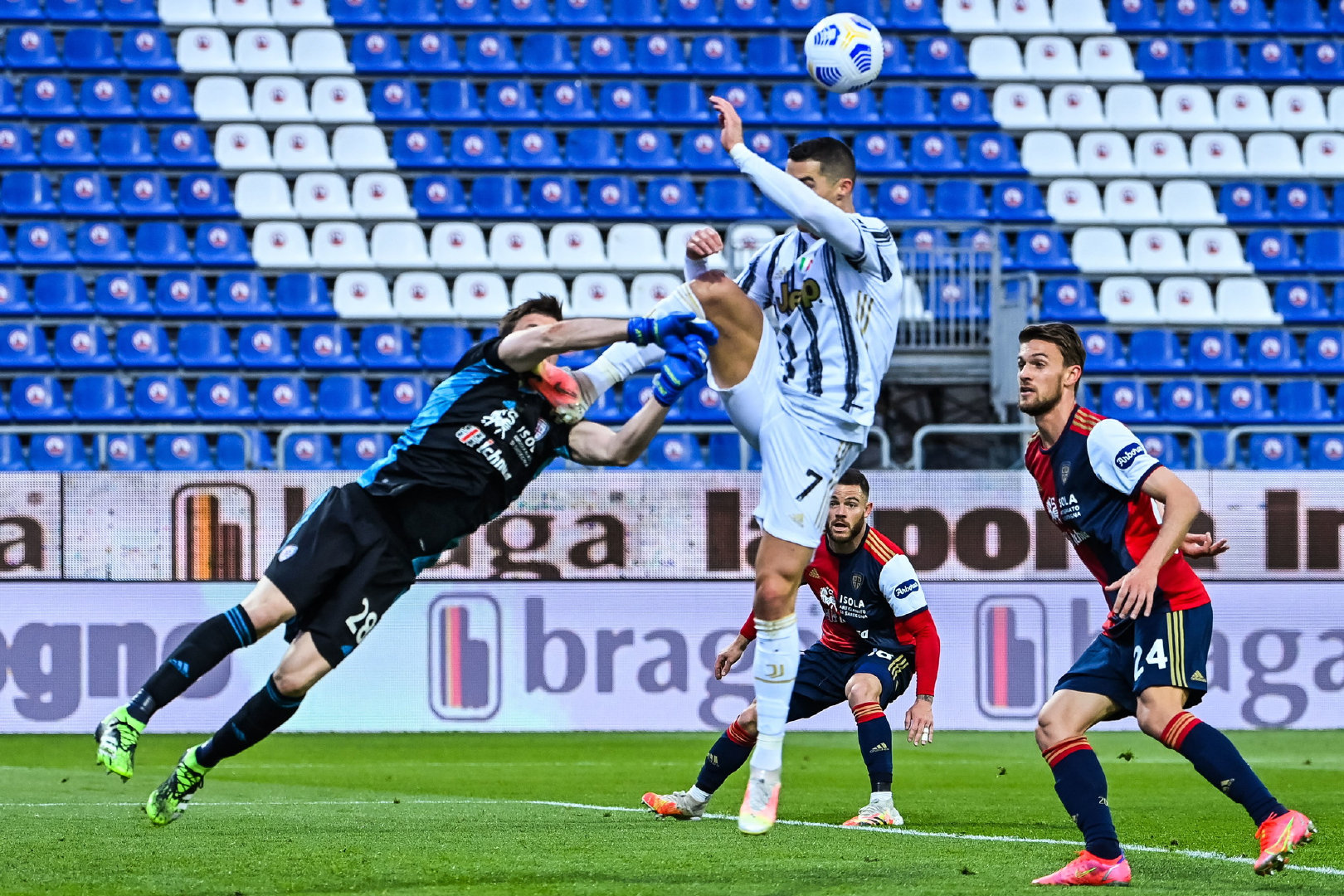 飞踢爆头犯规,c罗十大暴力犯规集锦