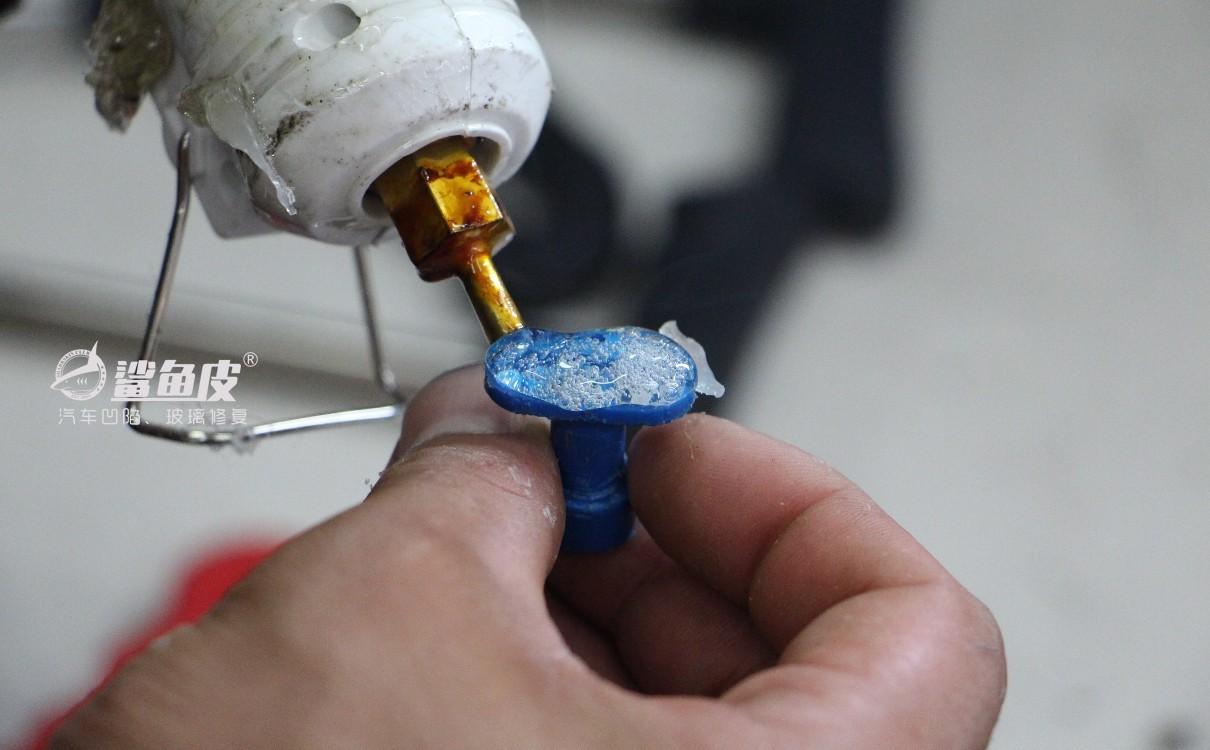 汽车凹痕是钣金还是无痕修复好,温州有没有车身凹痕快速无痕修复