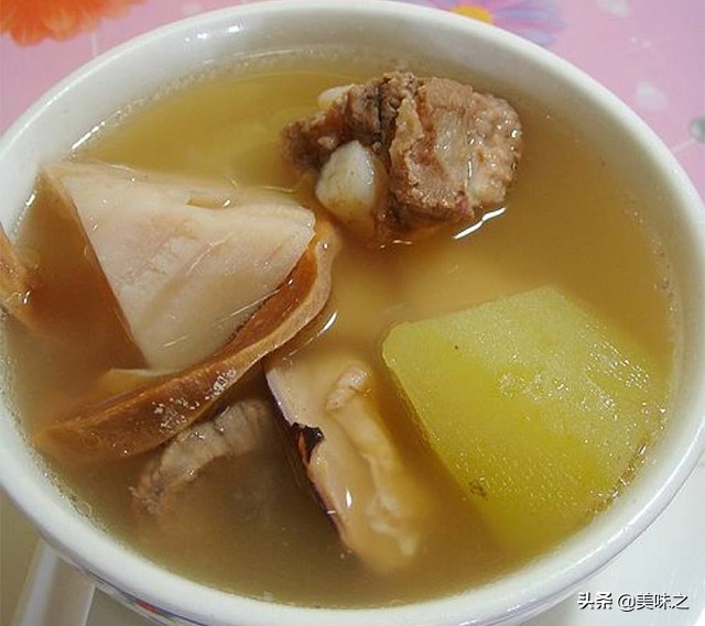 墨鱼能和当归党参黄芪一起炖汤吗,墨鱼汤配什么炖汤