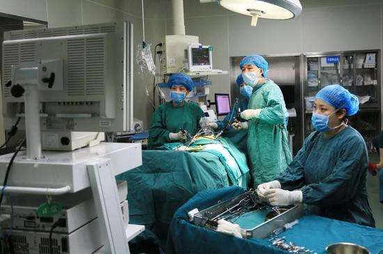 卵巢囊肿b超单怎么区分良性恶性,卵巢囊肿一个水泡是良性还是恶性