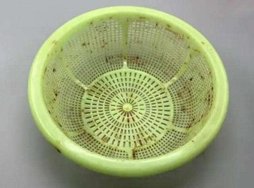 洗菜篮子孔多难清理，找个脸盆泡热水，5分钟就洗干净