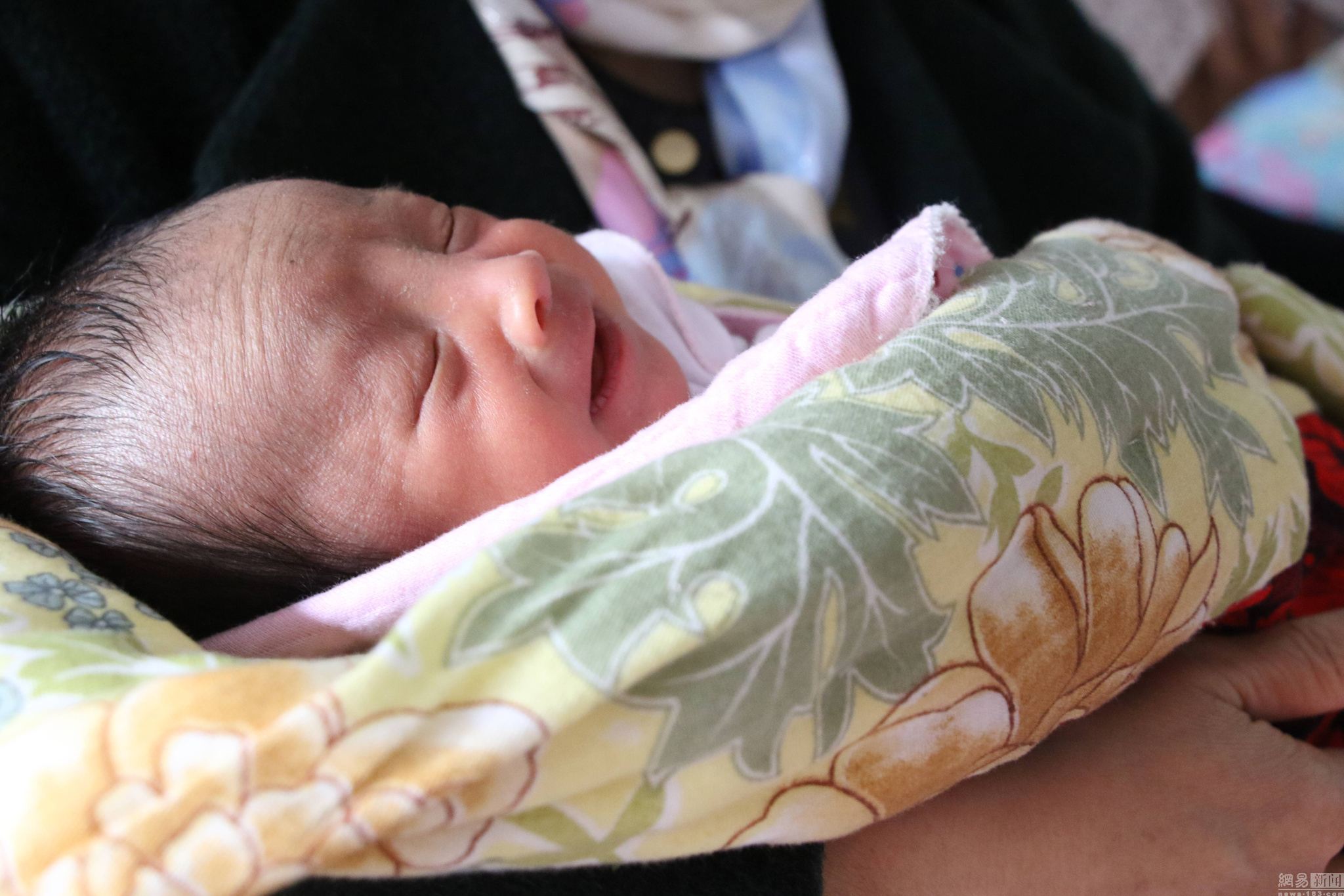 新生儿适应子宫外的世界很艰难,13个身体考验,亲人拖后腿了吗?