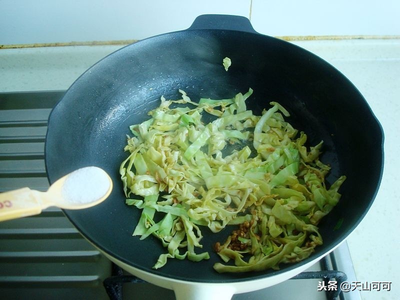 家常炒米粉简单又好吃,炒米粉怎么让不粘不坨又好吃