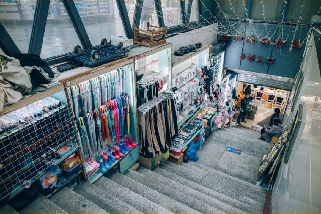 鍗楀潽鍦颁笅璐墿澶╁爞,鍦颁笅鍟嗗満閲嶅簡琚仐蹇樼殑璐墿澶╁爞