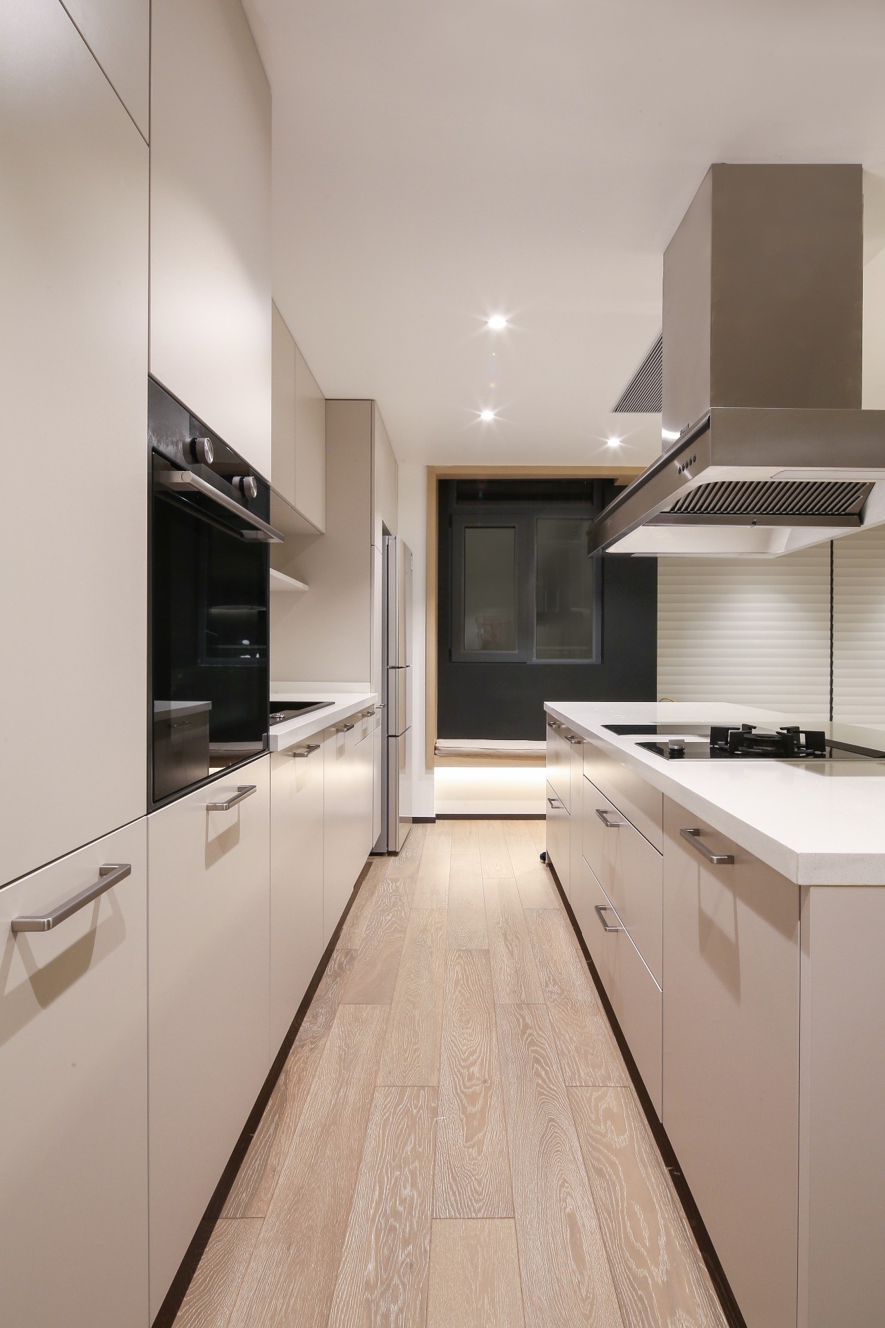 客厅阳台一体办公桌,主卧衣帽间加办公桌