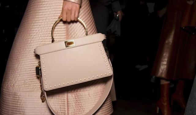 巴黎时装周金泫雅包是什么牌子的,泫雅包款式