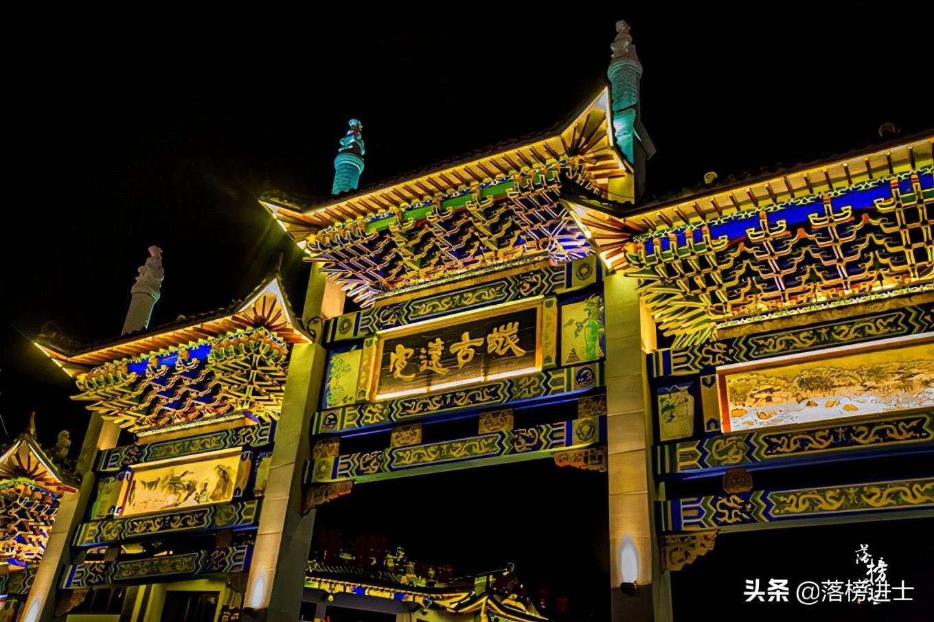 安徽滁州有一座定远古城，有1500多年历史，晚上比白天还热闹