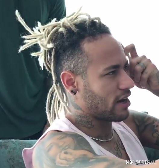 内马尔换了个发型减少被铲几率,内马尔头上的一根脏辫