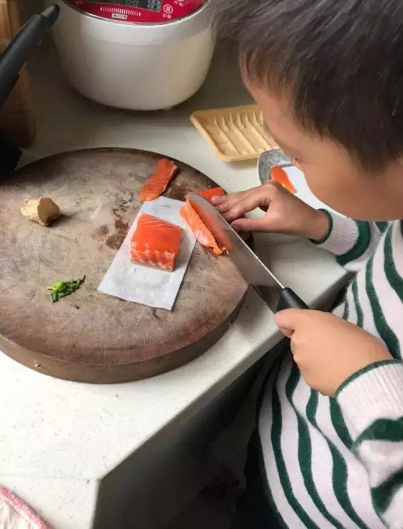 江阴这个10岁男孩太能了！绘画烹饪调酒样样行，父母透露培养秘诀