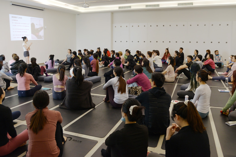 瑜伽导师培训的班,深圳空中瑜伽导师培训班