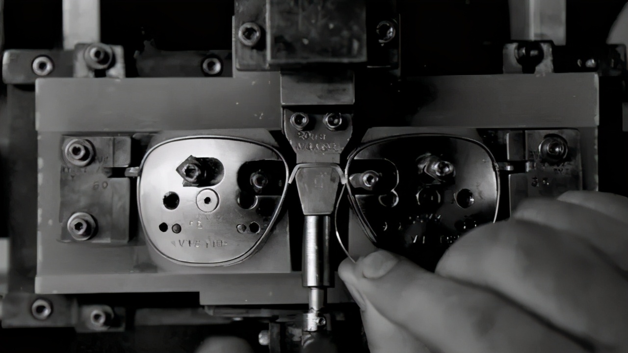 美国总统拜登同款墨镜,拜登给奥巴马擦墨镜