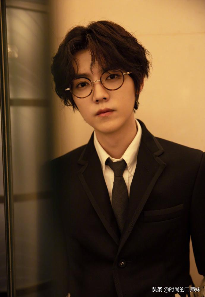 鹿晗这身贵公子打扮不得不夸！中分小卷+眼镜杀，帅起来真要命