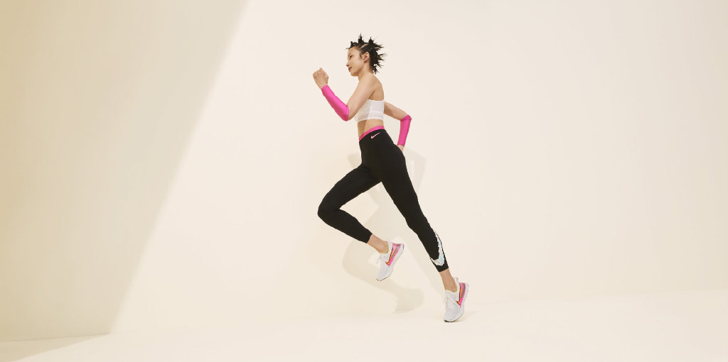 她被国外媒体称为“东方娃娃”，穿运动装出镜，身体线条太完美