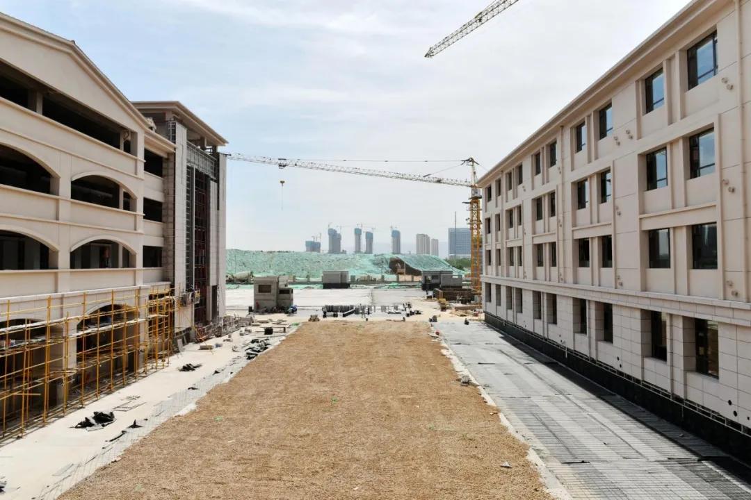 48个教学班，可容纳学生2160名陕师大陆港小学6月底交工特色部室一应俱全