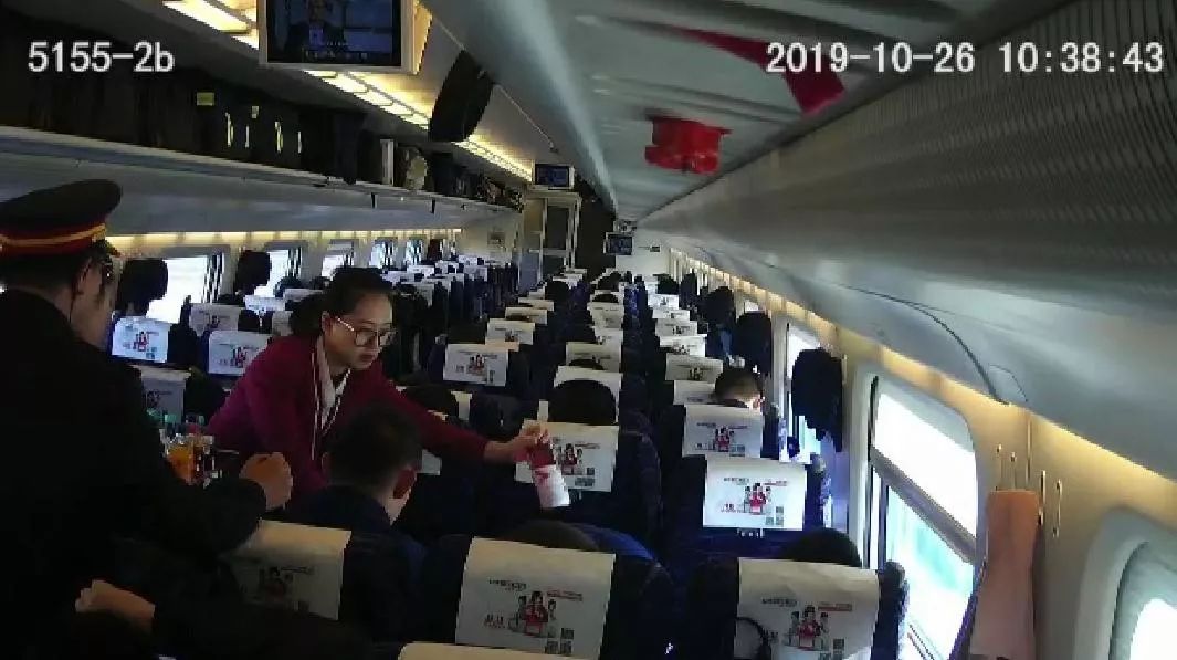 乘客一口气买78瓶饮料,乘客坐火车买饮料