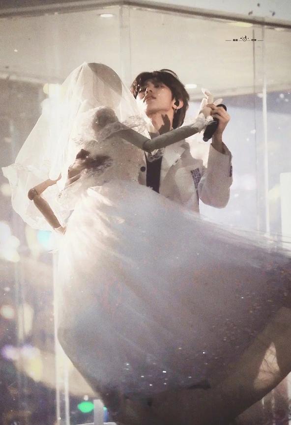 蔡徐坤红格子衬衫照片舞台,蔡徐坤复古西装造型