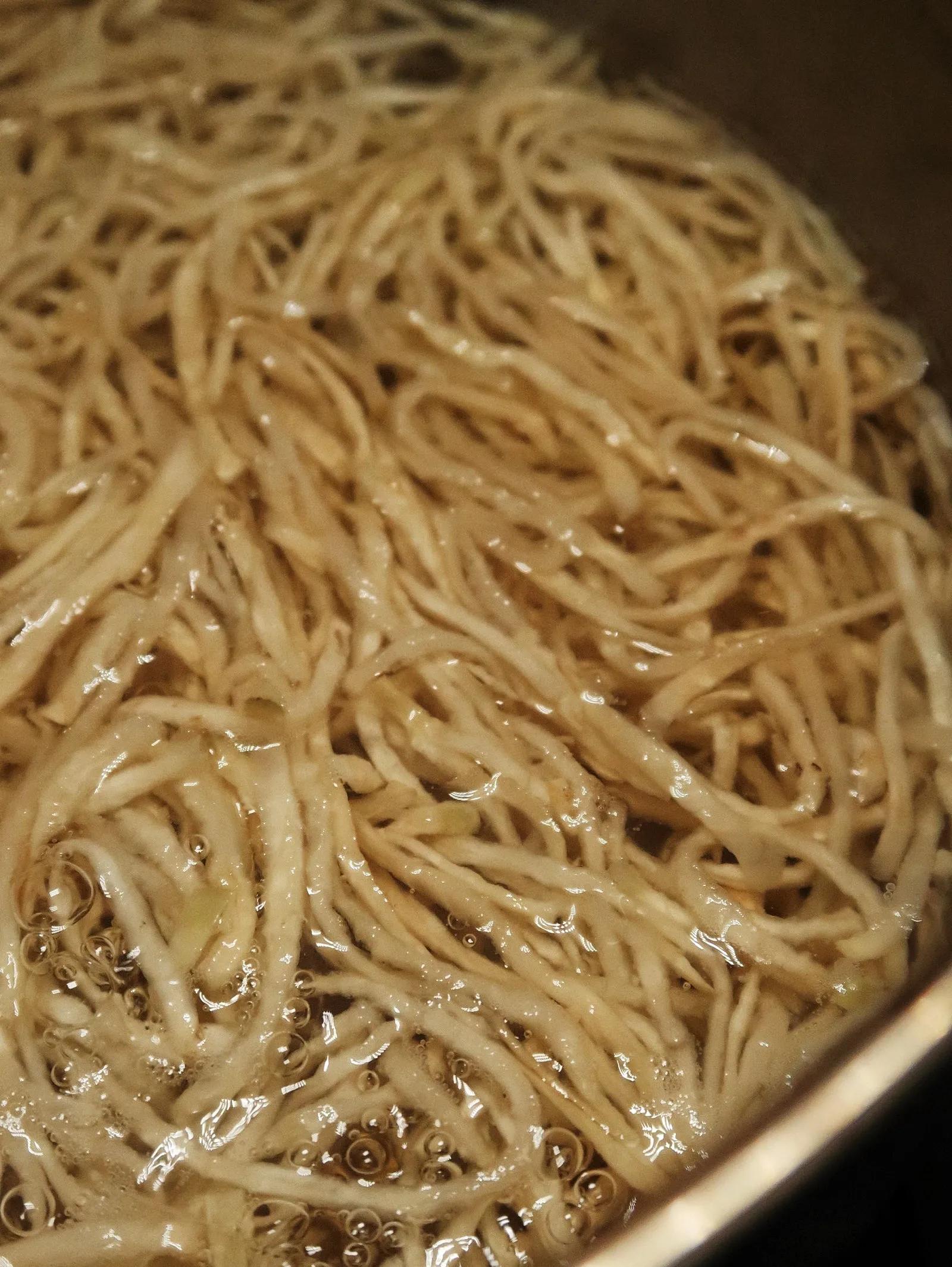 那些粗剌剌的萝卜条子，在凛冽的冬日喝上三四天的风，就蔫瘦了。