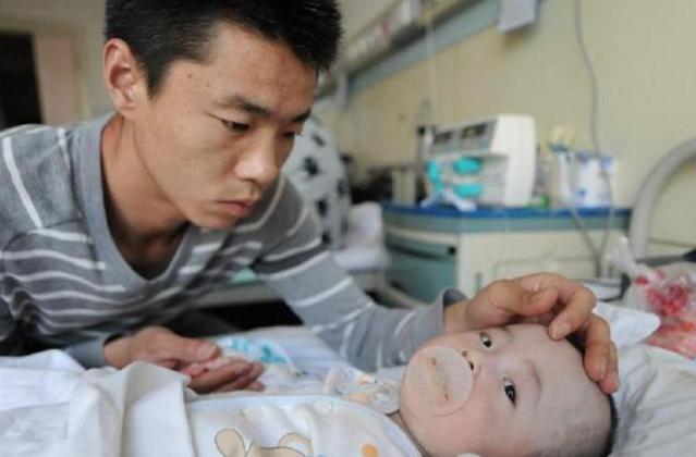 1岁半婴儿毫无征兆呕吐,1岁宝宝不明原因呕吐