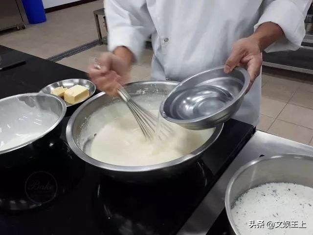 不用出门自己在家做蛋糕,不能出门就自己做了一个蛋糕