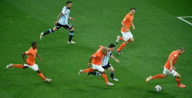 怎样阻挡梅西,如何阻挡球员进攻