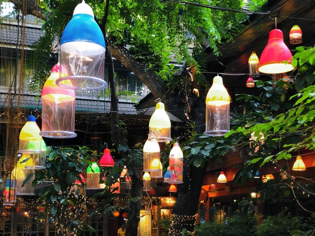 套套餐具、半裸服务……餐厅的“软色情”你能接受吗？