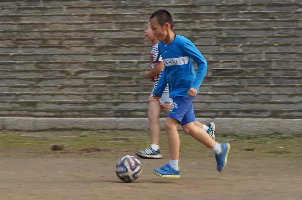 孩子和足球的故事绘画,孩子和足球球员