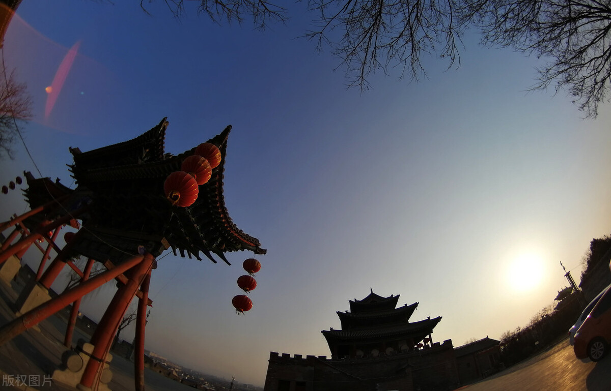 悬在头上的日月，还有山上的蓍草、水中的灵龟，如何化成《周易》