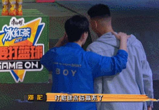 野球场篮球垫脚瞬间,野球场恶意垫脚集锦