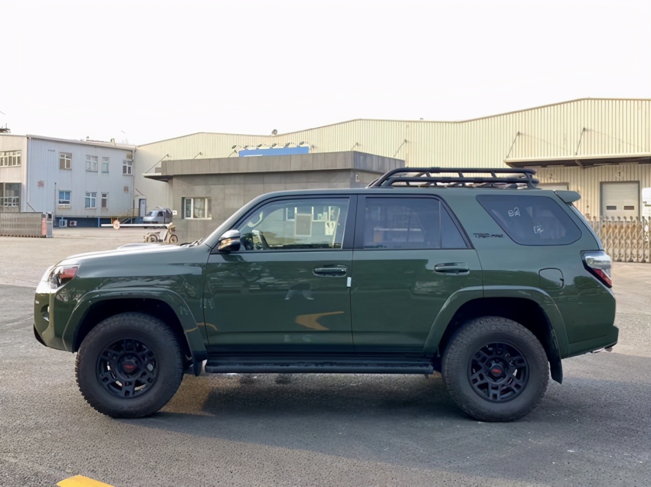 丰田霸道价位在35万左右是哪款,22款丰田霸道2.7港口最新行情