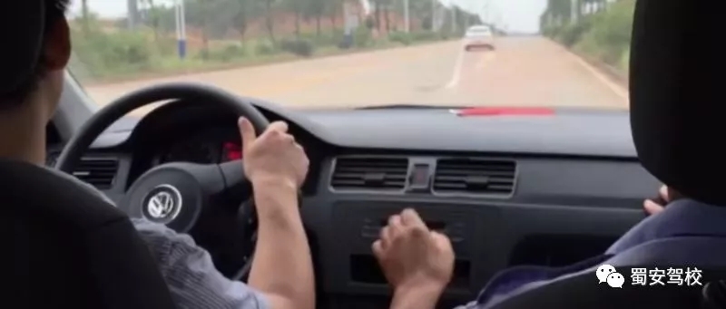 成都驾考科目三考试细节,科目三考试中遇到红灯怎么办