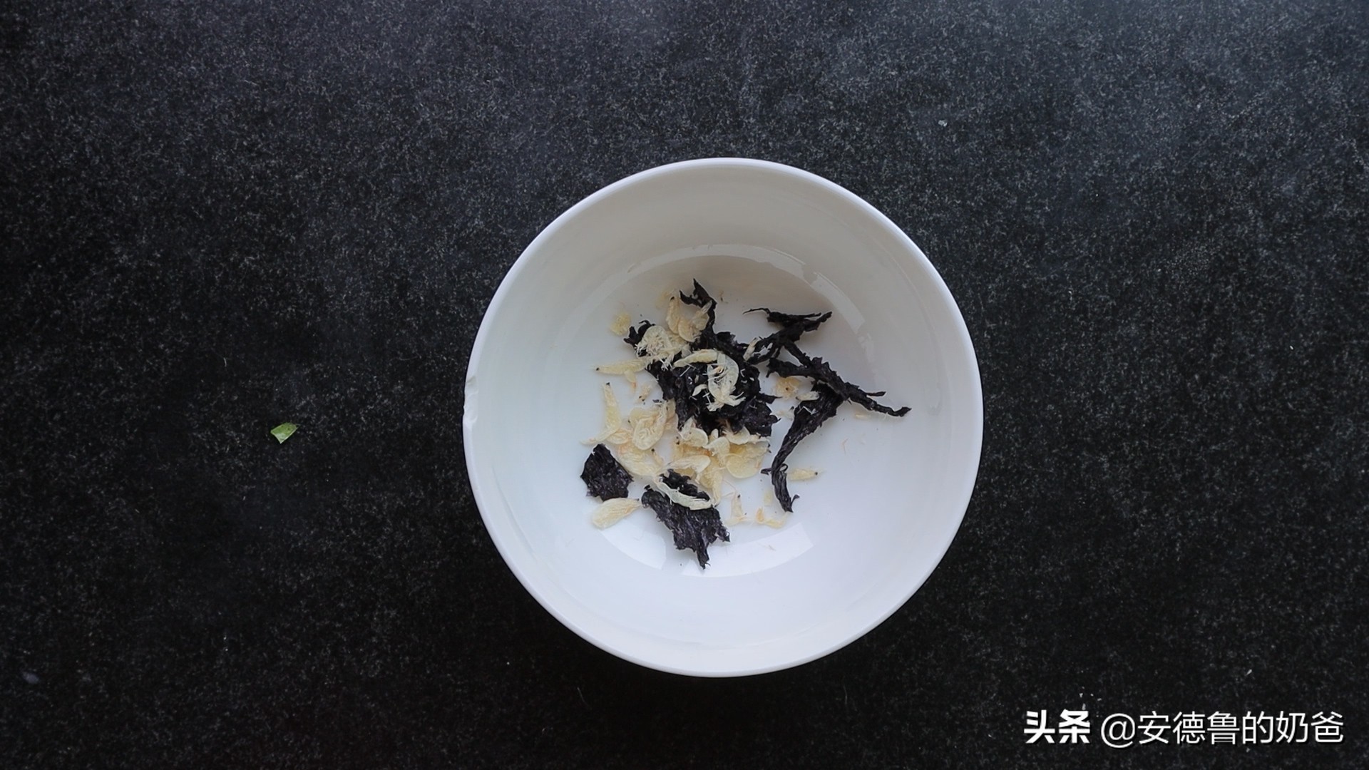 奶爸在家带着娃做馄饨现包现煮真材实料小朋友吃了一大碗