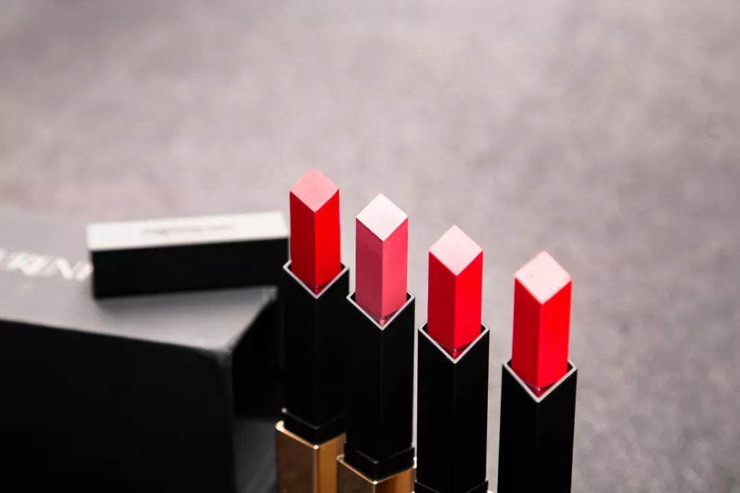 ysl小金条21涂起来为啥是玫红色,李佳琦ysl小金条21号试色