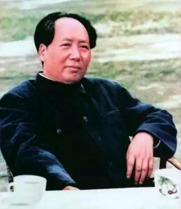 毛*东泽**：红军的强大，在于“跟我上”，而不是“给我上”